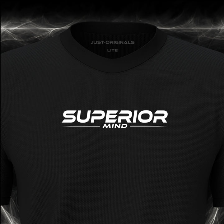 Close-up of the JUST-ORIGINALS™ MAXPULSE™ LITE Men SUPERIOR MIND design on a BlackPulse™ performance t-shirt, featuring white SUPERIOR MIND typography, a white underline, and premium neck label.